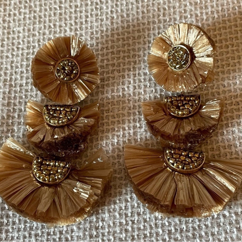 Two pairs of pierced earrings - Picture 2 of 6